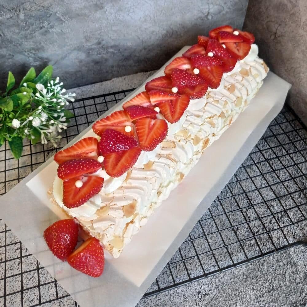 Классический меренговый рулет с клубникой