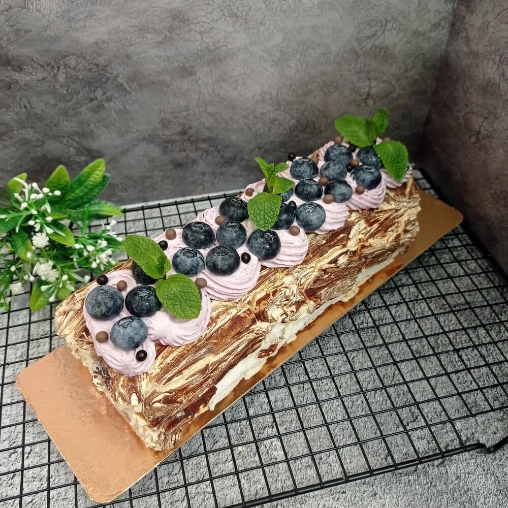 "Мраморный" Меренговый рулет с декором из голубики